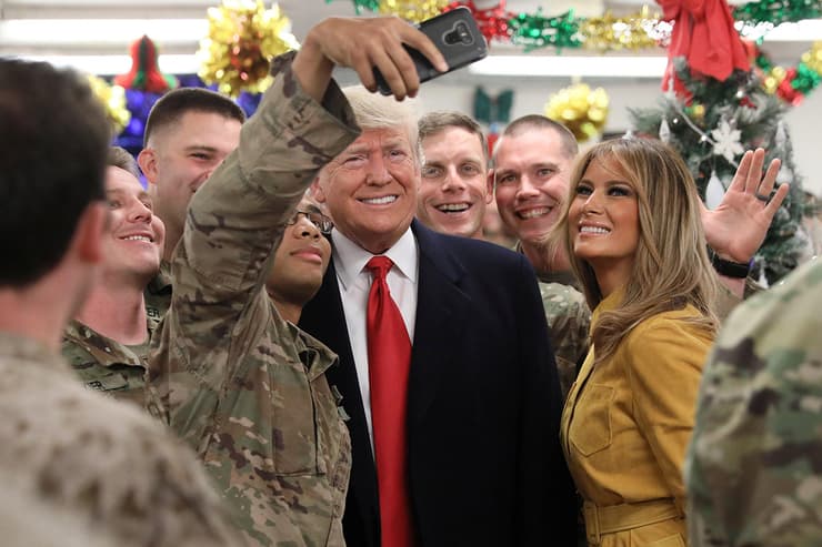 נשיא ארה"ב דונלד טראמפ ומלניה טראמפ ביקור חיילים בעיראק