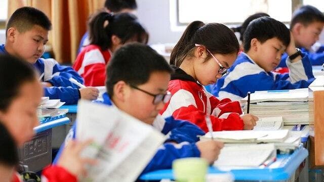 תלמידים בבית ספר בסין. "שיטת 'אבות אכלו בוסר' קצת מפחידה"