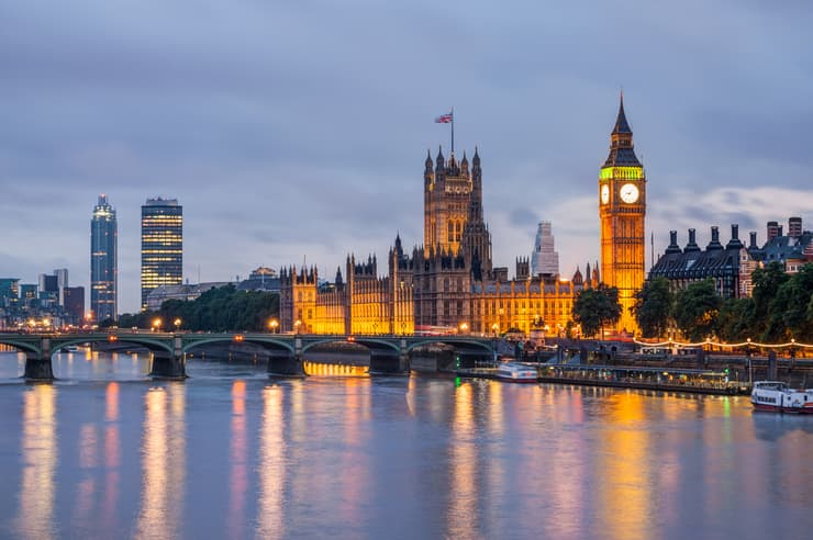 נוף פנורמי של בניינים נהר ושמיים של העיר לונדון