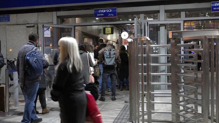 עומס רב בכניסה לתחנת רכבת השלום בשל קיצוצים באבטחה
