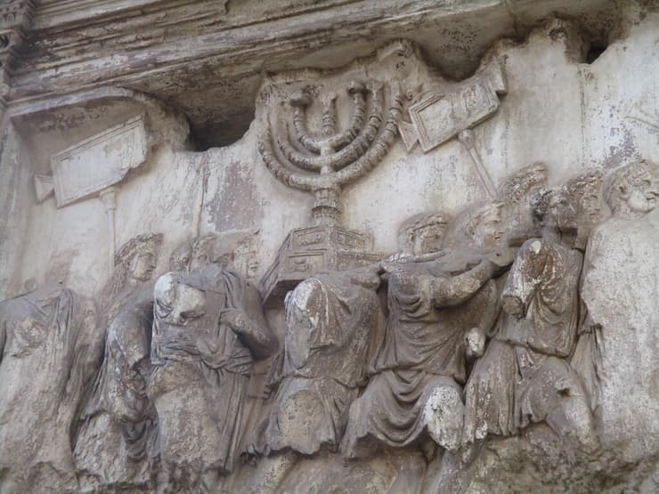 שער טיטוס: תיאור מנורת המקדש הנשאת על כתפי החיילים הרומיים בתהלוכת הניצחון