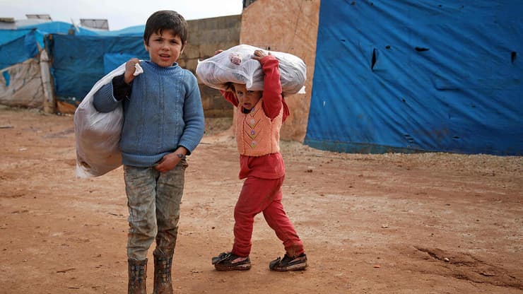 סוריה חלב ילדים במחנה פליטים ליד גבול טורקיה