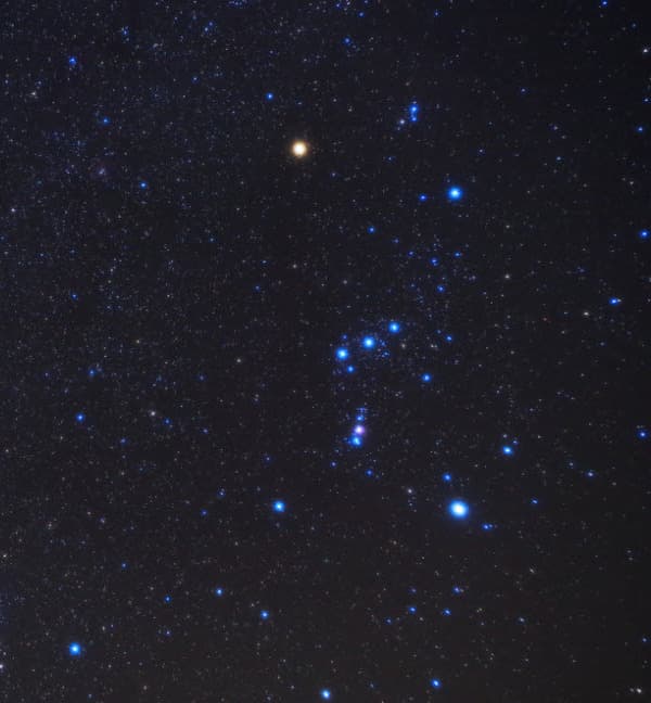 קבוצת אוריון. כוכב סיריוס נראה בצדה השמאלי התחתון של התמונה. אם תשימו לב תוכלו להבחין בערפילית אוריון הגדולה הקצה התחתון של החץ שבקבוצת אוריון. 