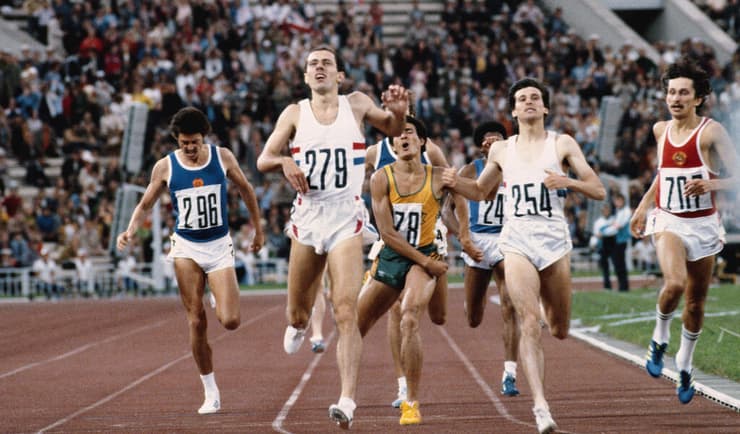 סטיב אובט (מס' 279) מקדים את סבסטיאן קו בריצת 800 מטר במוסקבה