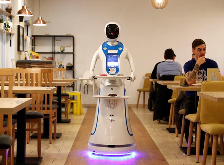 הונגריה בודפשט רובוט רובוטים מלצרים מגישים קפה אוכל מסעדה