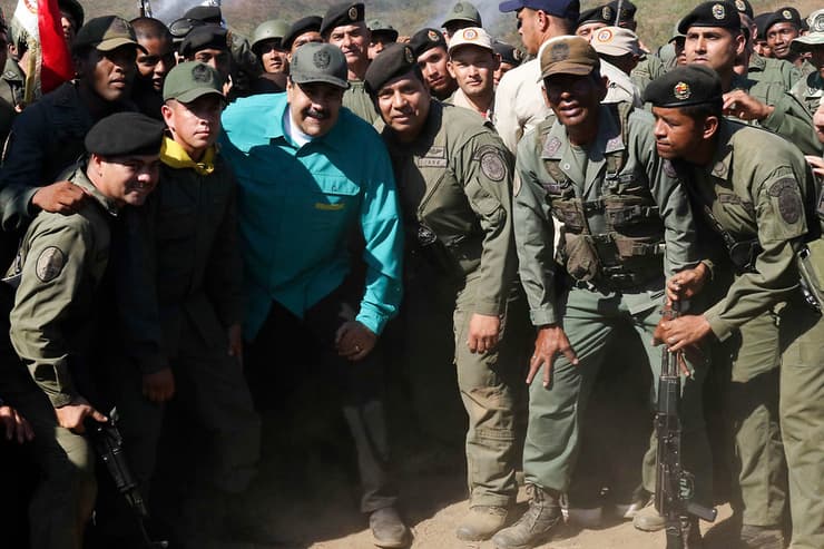 הנשיא ניקולס מדורו עם חיילים 