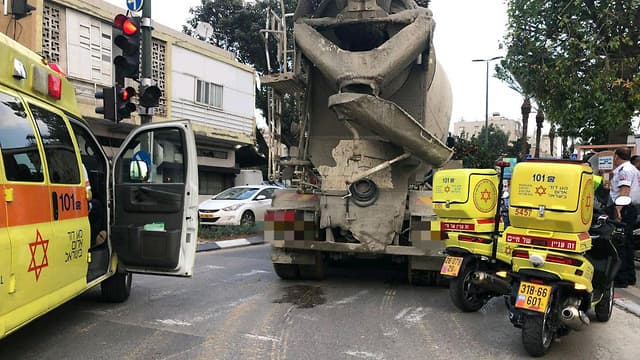 תאונת הדרכים בה נפגעה הולכת רגל ממשאית בטון בשכונת נחלת יצחק בתל אביב 