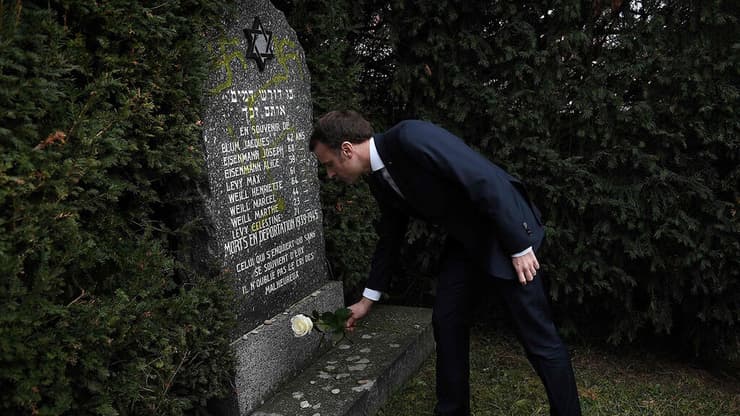 נשיא צרפת עמנואל מקרון מבקר בבית הקברות בו חוללו רבקים של יהודים