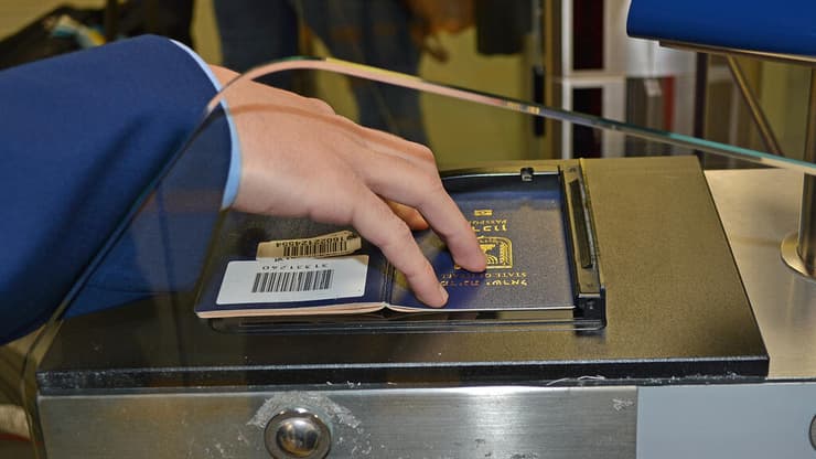 דרכון ביומטרי ב נמל תעופה רומא FIUMICINO 