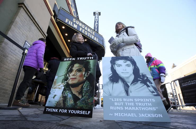 מפגינות מביעות תמיכה במייקל ג'קסון מחוץ להקרנת הסרט בסאנדנס