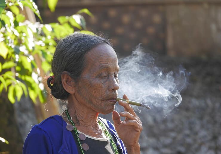 אישה מקועקעת מעשנת