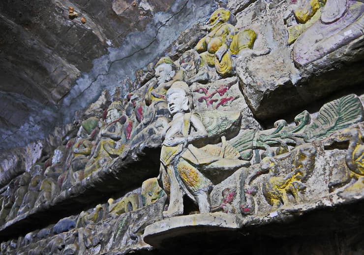 גילופי אבן המתארים את חייו הקודמים של בודהה