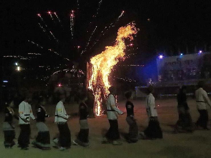 ריקודים בלילה סביב האש