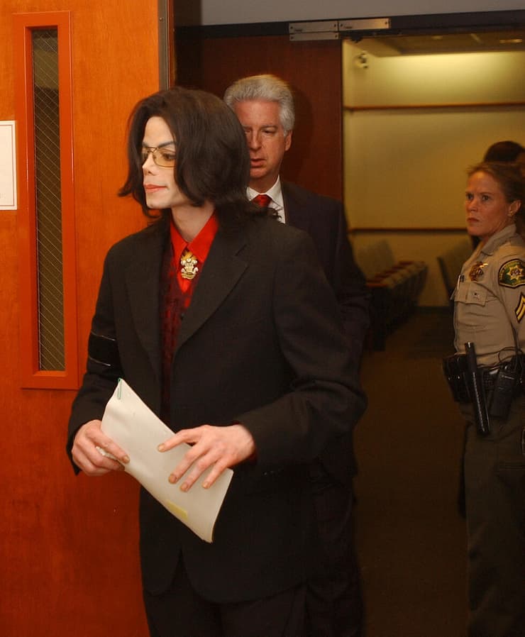 ג'קסון נכנס לאולם בית המשפט ב-2005