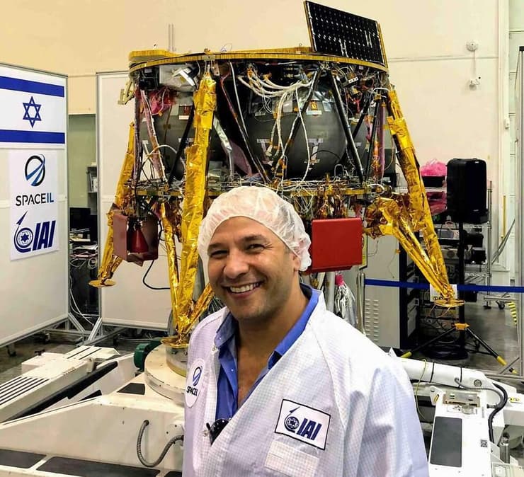 פרופ' עודד אהרונסון, המנהל המדעי של משימת החלל הישראלית ליד החללית שנבנתה בתעשייה האווירית