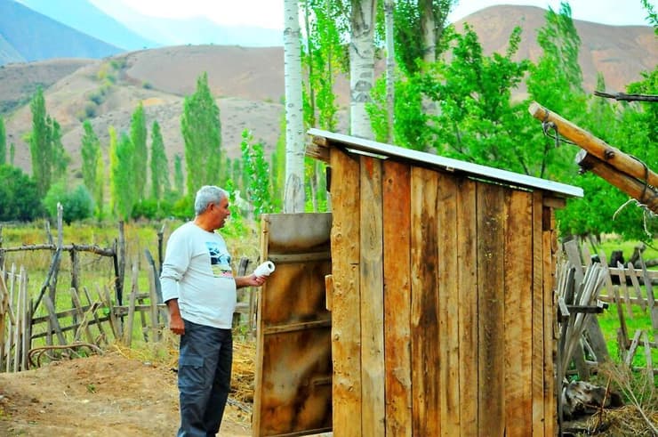 יעקב מגיע לתא שירותים בקירגיזסטן לסייע עם נייר טואלט