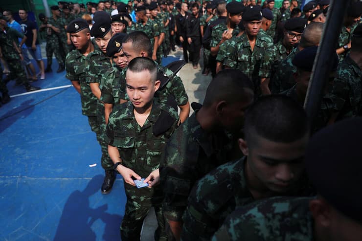 חיילים תאילנדים מצביעים בקלפי בבירה