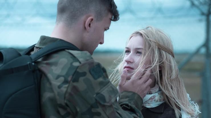 אילוסטרציה של חייל מנשק אישה