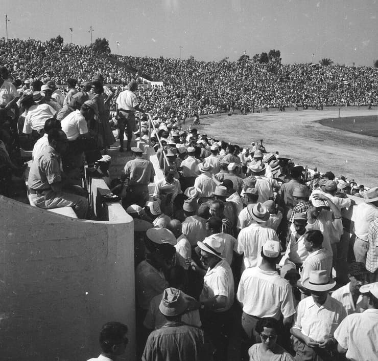 הקהל במשחק בין ישראל לברית המועצות ב-1956
