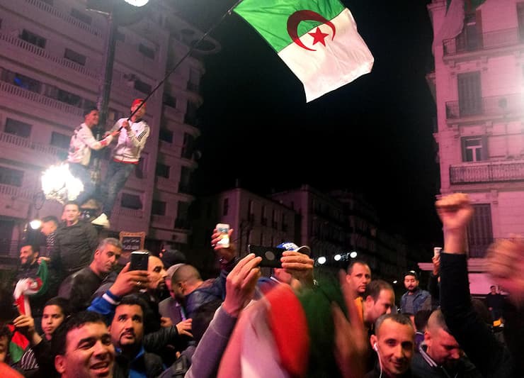 אלג'יריה חגיגות אחרי התפטרות הנשיא עבד אל עזיז בוטפליקה