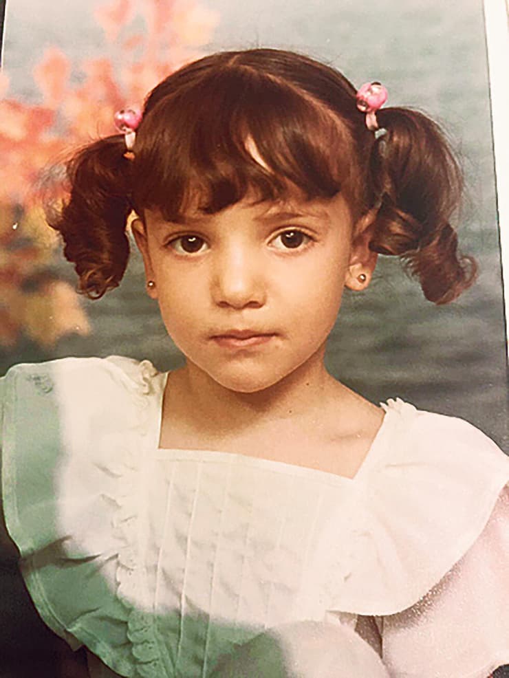 לוסי אהריש בילדותה. גדלה בדימונה בתוך חברה יהודית (צילום: אלבום פרטי) לוסי אהריש בילדותה. גדלה בדימונה בתוך חברה יהודית