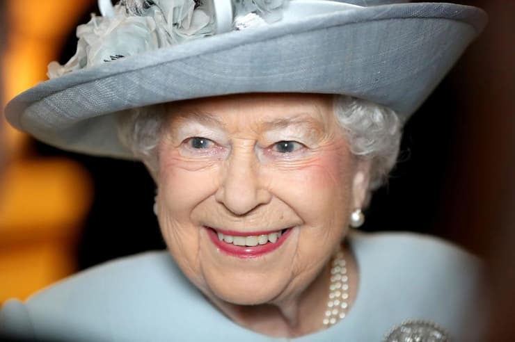המלכה אליזבת מהמלוכה הבריטית מחייכת