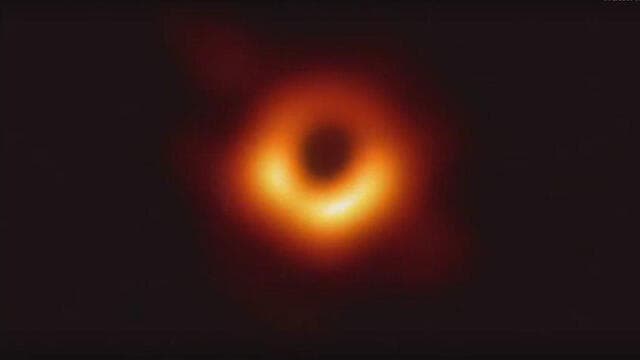 תמונה ראשונה של חור שחור