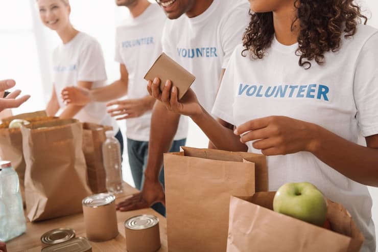 מתנדבים אורזים חבילות מזון לנזקקים