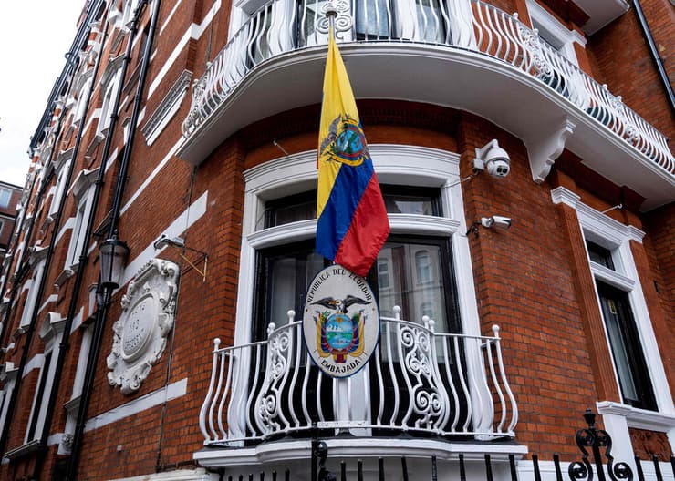 משטרת בריטניה בשגרירות אקוודור בלונדון