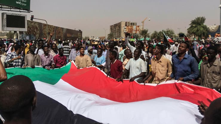 הפיכה צבאית סודן דיווחים על סילוק הרודן עומאר אל באשיר