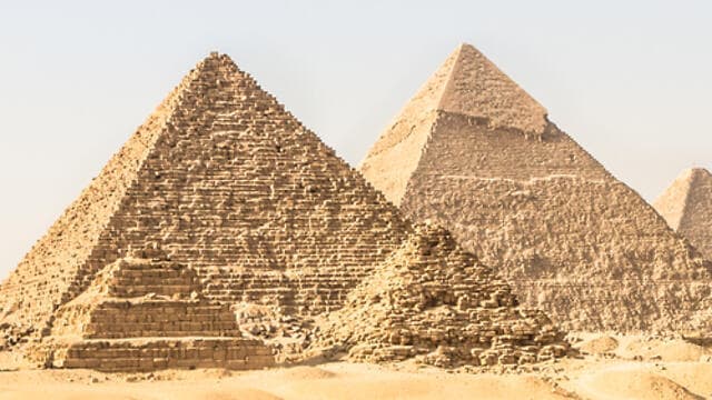 לא מוזכרות בסיפור התנ''כי. הפירמידות במצרים