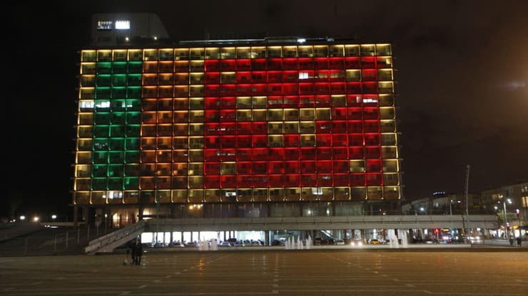 דגל סרי לנקה בבניין עיריית תל אביב כהזדהות עם סרי לנקה