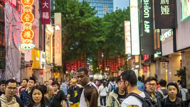 רחובות בייג'ינג (צילום: Shutterstock) צילום של אנשים הולכים ברחוב בסין