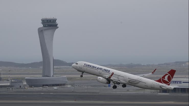 מטוס ממריא משדה התעופה באיסטנבול