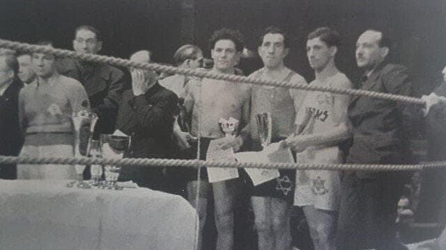 האפט (מחזיק בגביע משמאל) בשורת המנצחים באליפות האגרוף היהודית בגרמניה, 1946