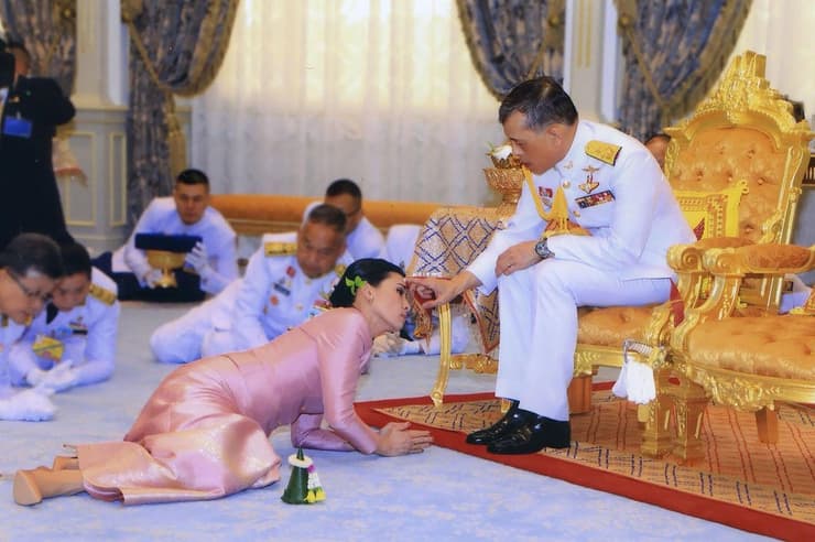 מלך תאילנד מאהה וג'ירלונגקורן ו אשתו המלכה סוטהידה בנגקוק