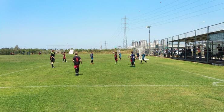 ילדים על הדשא מגרש כדורגל אזעקה 