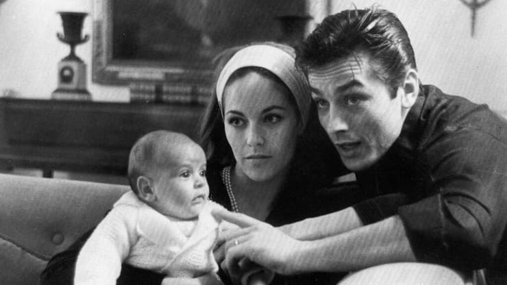 אלן דלון, אשתו נטלי ובנם אנתוני (1964)