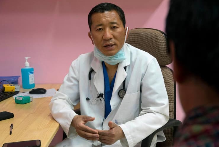 לוטאי טשרינג ראש ממשלת בהוטן וגם רופא