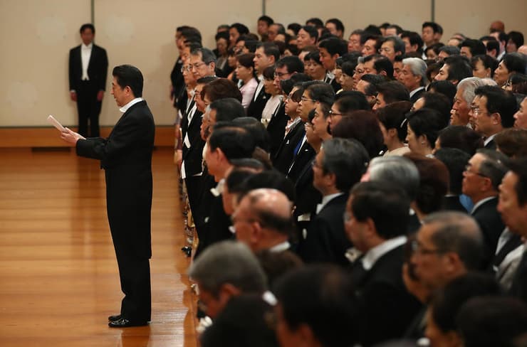 ראש ממשלת יפן שינזו אבה במהלך טקס ההכתרה. איפה הנשים?