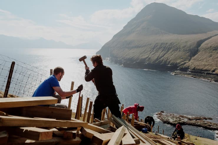 תיירים מתנדבים בעבודות תחזוקה איי פארו