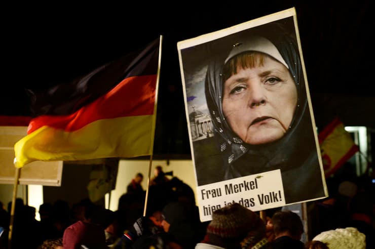 מרקל בכיסוי ראש מוסלמי בהפגנה של הימין הקיצוני בגרמניה