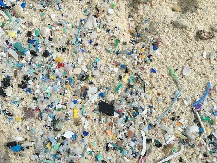 האיים שמוצפים בפסולת פלסטיק