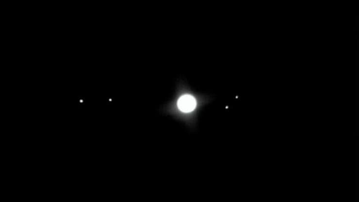 כוכב הלכת צדק עם ארבעת ירחיו הגלילאנים - מראה משובב נפש . 