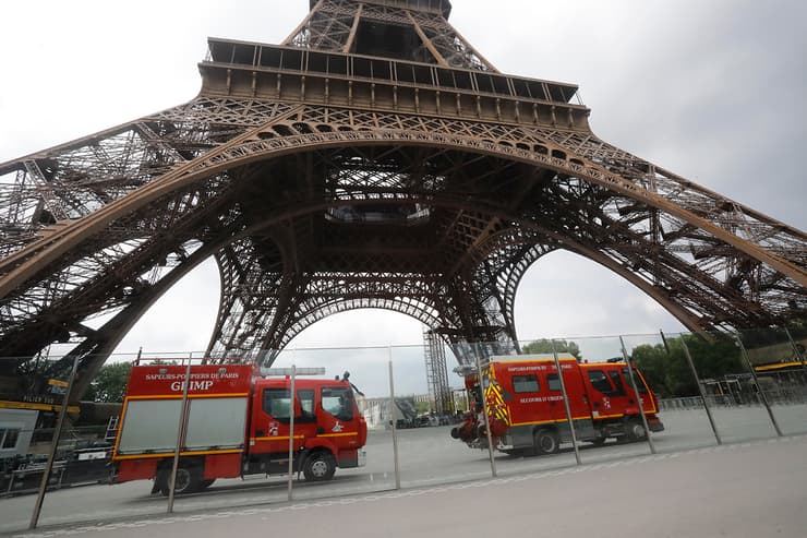 גבר טיפס על מגדל אייפל ב פריז צרפת האתר נסגר