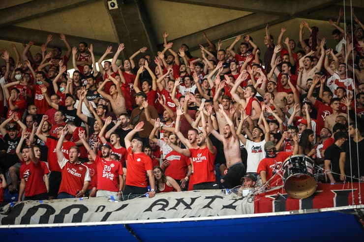 אוהדי הפועל ת"א בהיכל מנורה. חלקם מתנגד למעבר (צילום: עוז מועלם) אוהדי הפועל ת"א