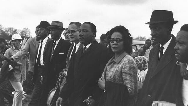 מרטין לותר קינג עם אשתו קורטה בצעדה בסלמה ב-1965