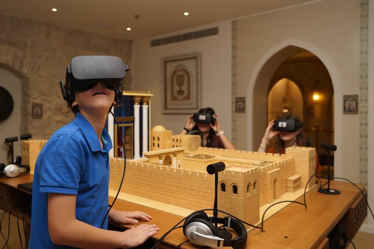 משקפי VR במוזיאון המוזיקה בירושלים