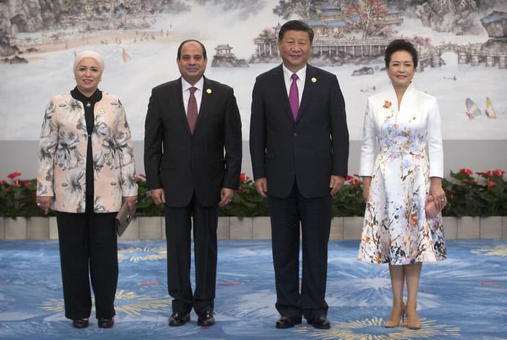 א-סיסי ורעייתו אינתיסאר עאמר יחד עם נשיא סין וזוגתו