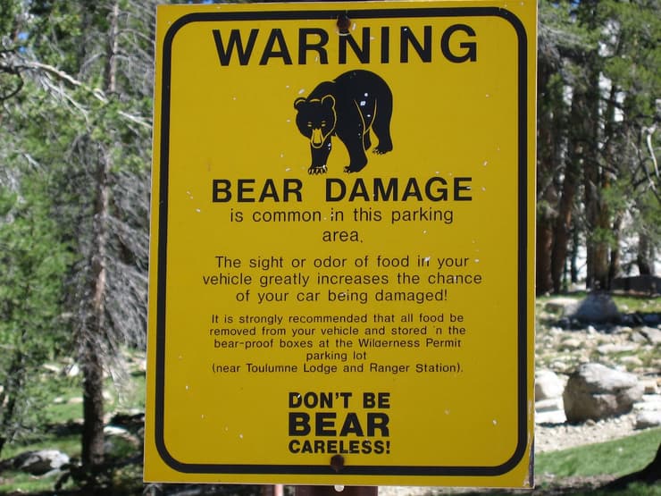 קנדה: שילוט "זהירות - דובים עוברים"